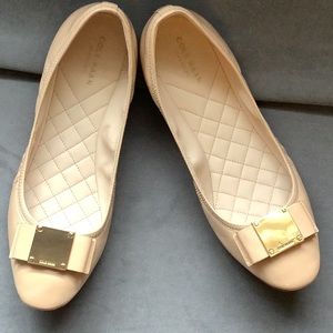 Cole Hann Flats, SZ 10 Cream patent leather with bow and gold buckle
